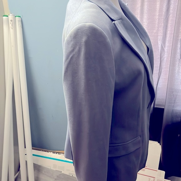 Women’s lined Tommy Hilfiger button in front blazer with pocket fronts. - Picture 3 of 10